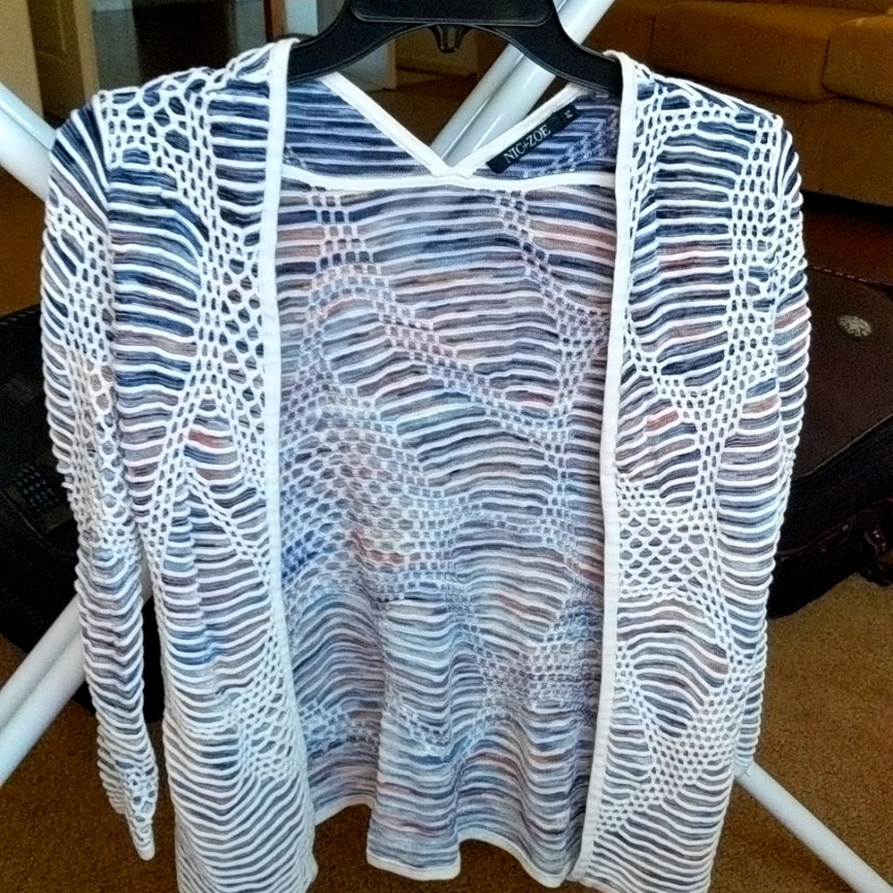 Beautiful unique pattern sweater from nic and Zoe size PS